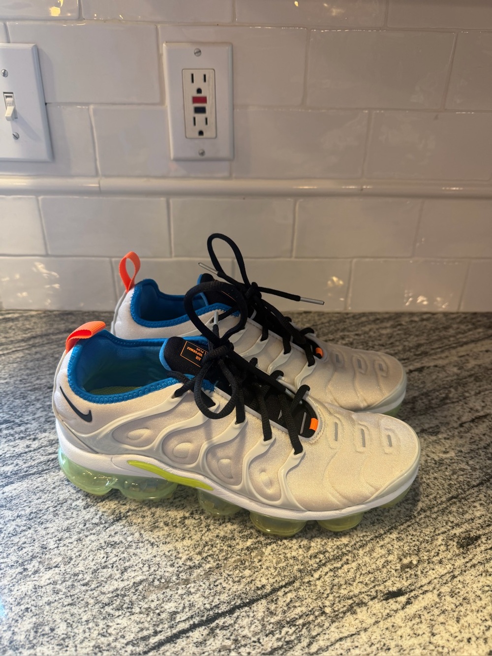 Women’s Nike Air Vapormax Plus Photon Dust Black Volt DQ4695-001 Size 9